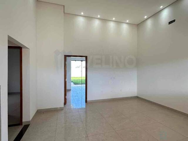 Casa para Venda em Dourados - 2